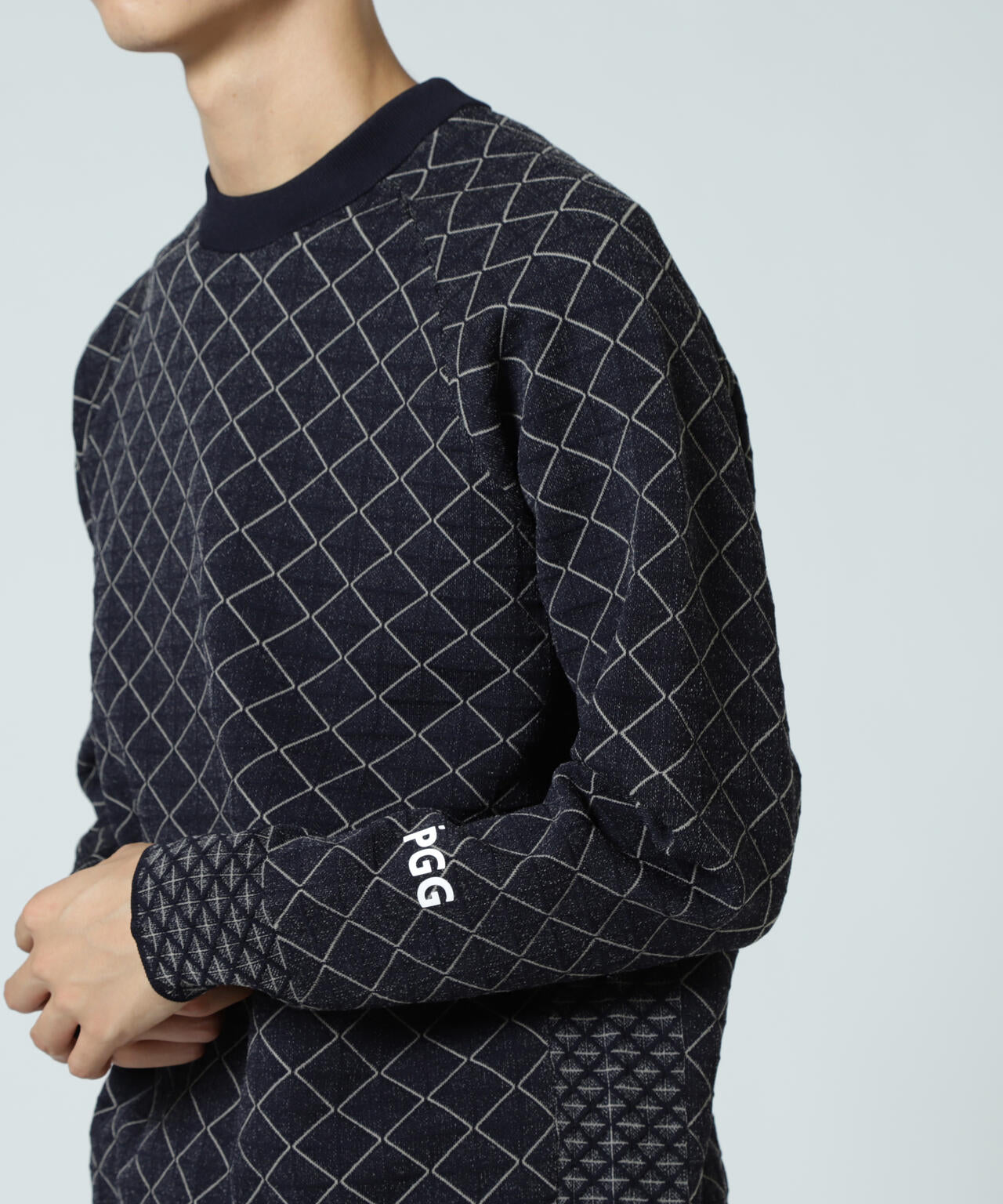 【PGG】【直営店舗&公式オンライン限定】地柄ポリエステルヤーンmm クルーネックニットプルオーバー (MENS)