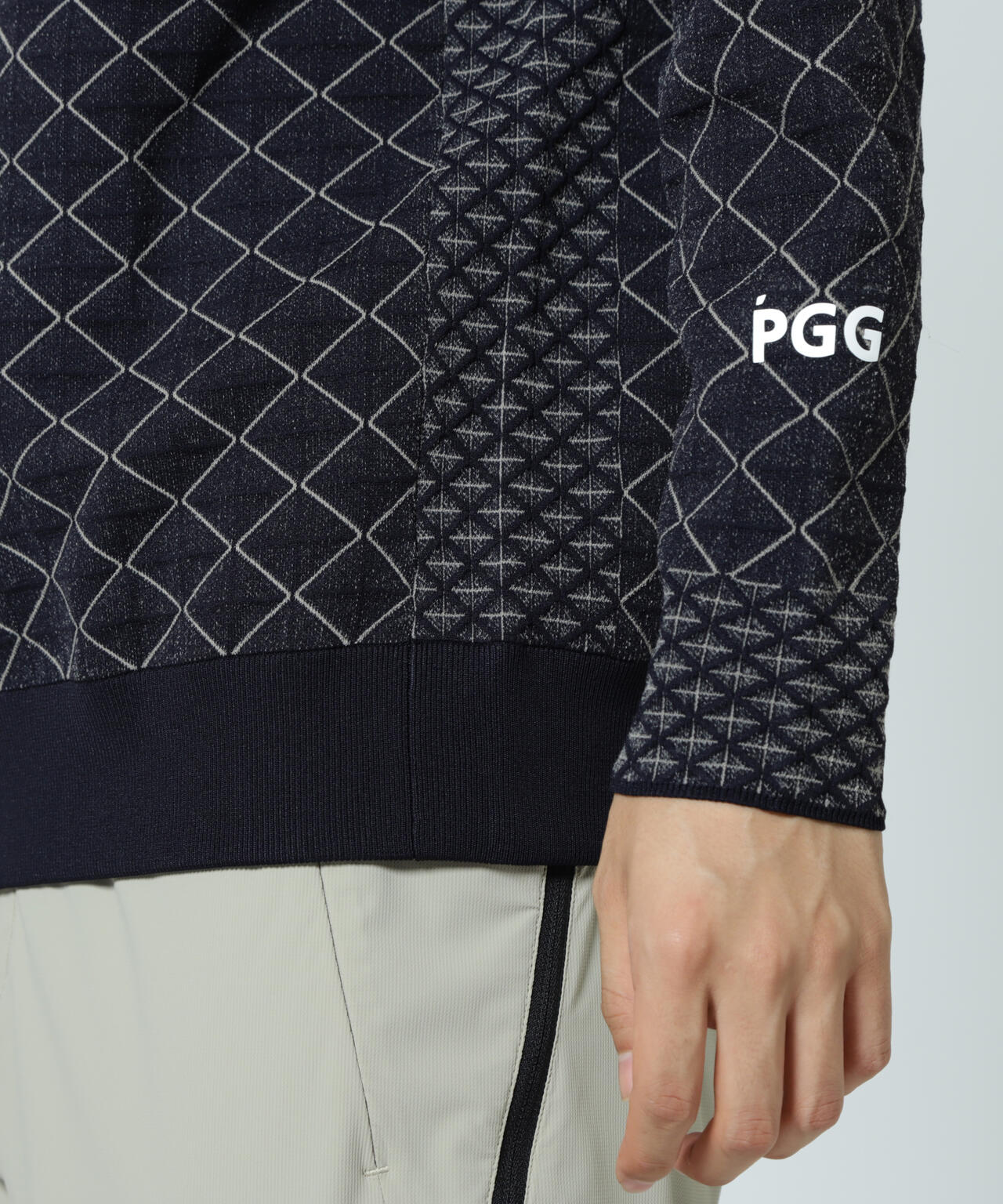 【PGG】【直営店舗&公式オンライン限定】地柄ポリエステルヤーンmm クルーネックニットプルオーバー (MENS)