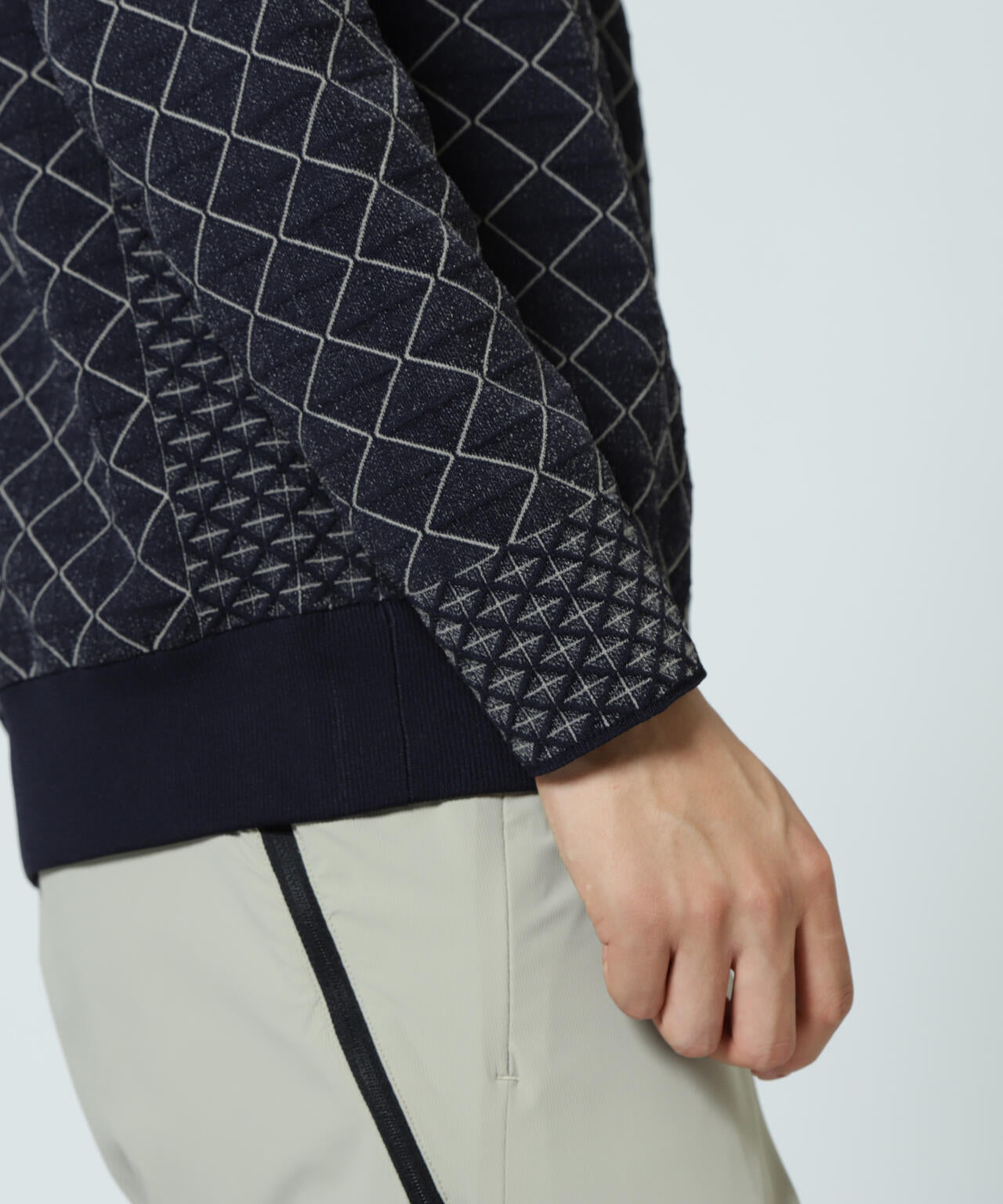【PGG】【直営店舗&公式オンライン限定】地柄ポリエステルヤーンmm クルーネックニットプルオーバー (MENS)