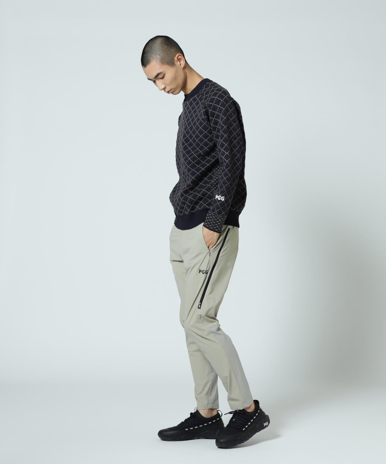 【PGG】【直営店舗&公式オンライン限定】地柄ポリエステルヤーンmm クルーネックニットプルオーバー (MENS)