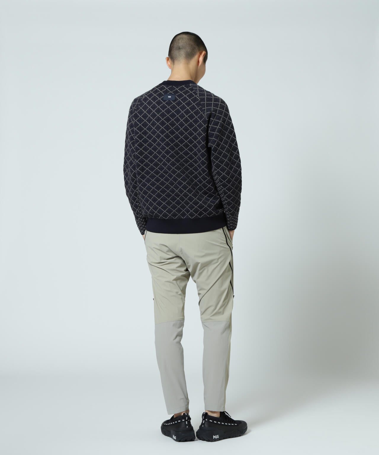 【PGG】【直営店舗&公式オンライン限定】地柄ポリエステルヤーンmm クルーネックニットプルオーバー (MENS)