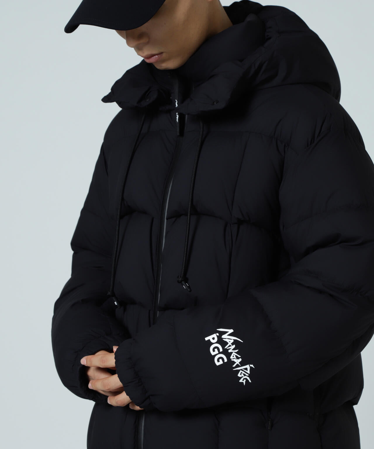 【PGG】【直営店舗&公式オンライン限定】NANGA×PGG Nyメカニカルストレッチダウンフーディブルゾン (MENS)