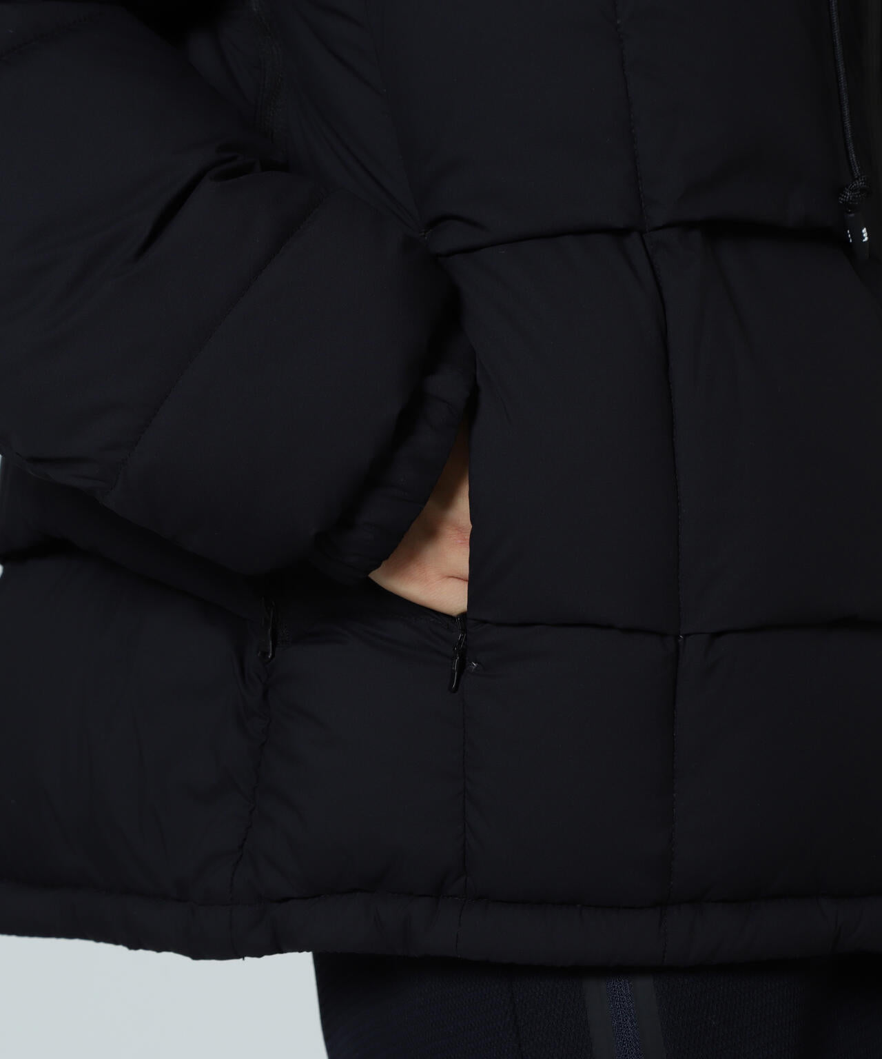 【PGG】【直営店舗&公式オンライン限定】NANGA×PGG Nyメカニカルストレッチダウンフーディブルゾン (MENS)