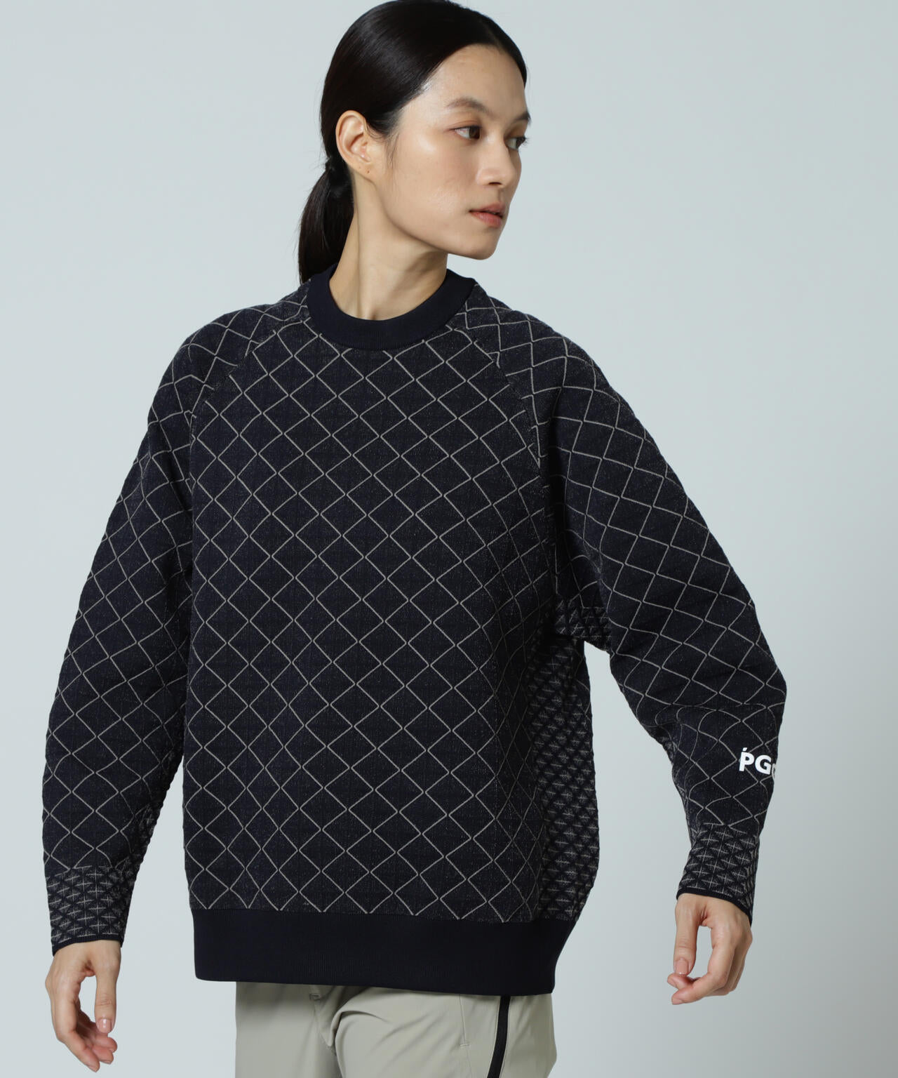 【PGG】【直営店舗&公式オンライン限定】地柄ポリエステルヤーンmm クルーネックニットプルオーバー (LADIES)