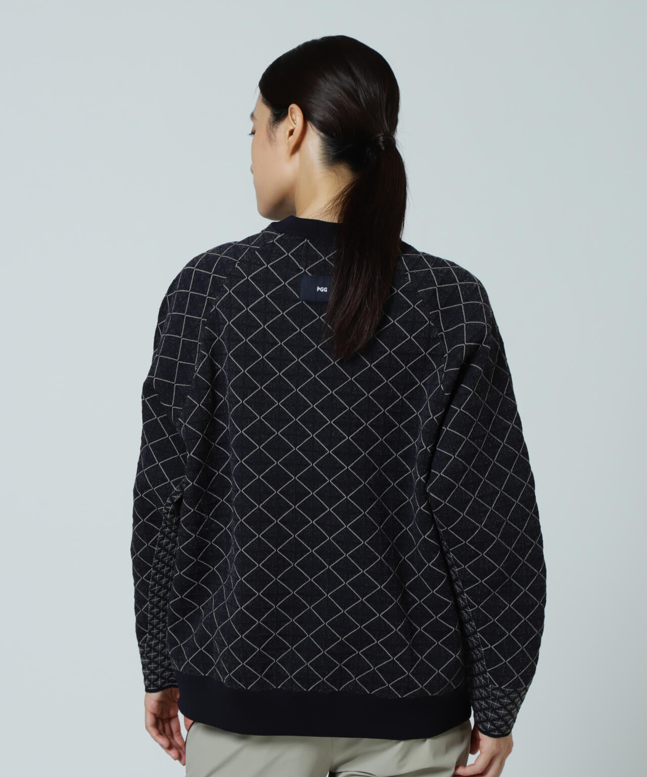 【PGG】【直営店舗&公式オンライン限定】地柄ポリエステルヤーンmm クルーネックニットプルオーバー (LADIES)