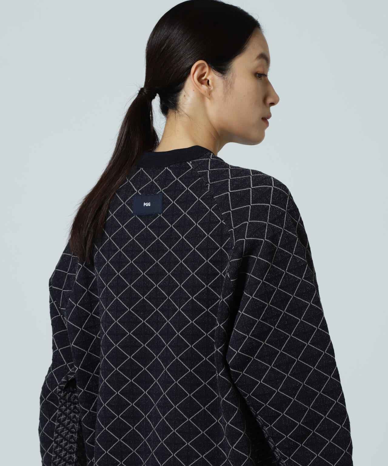 【PGG】【直営店舗&公式オンライン限定】地柄ポリエステルヤーンmm クルーネックニットプルオーバー (LADIES)