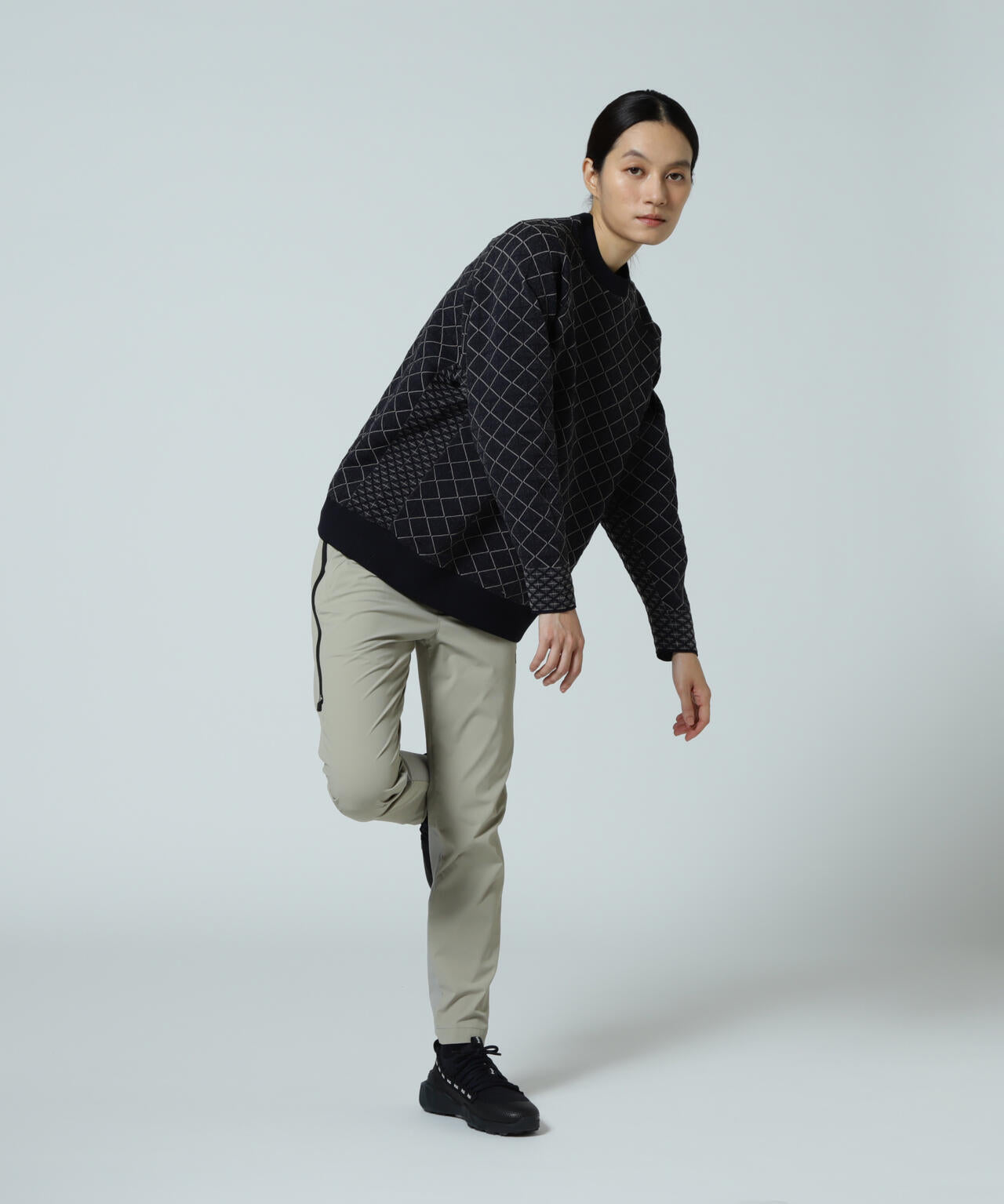 【PGG】【直営店舗&公式オンライン限定】地柄ポリエステルヤーンmm クルーネックニットプルオーバー (LADIES)