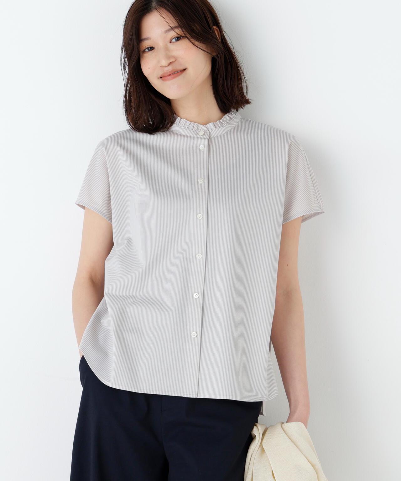 《大人気追加入荷！ / 洗える》ライトカットソースタンドフリルブラウス
