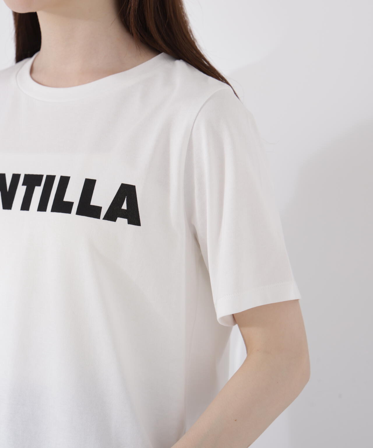 ＜ウォッシャブル＞ゴシックロゴTシャツ