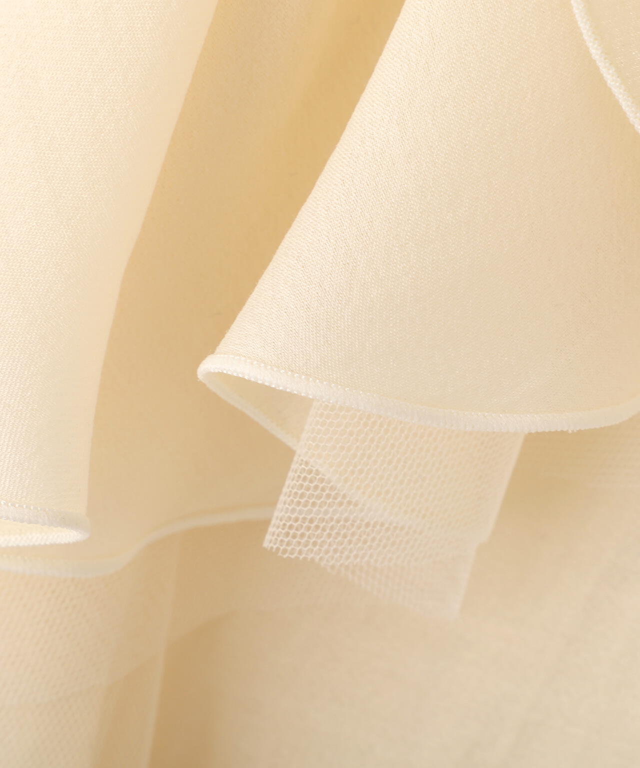 チュール付きラッフルブラウス
