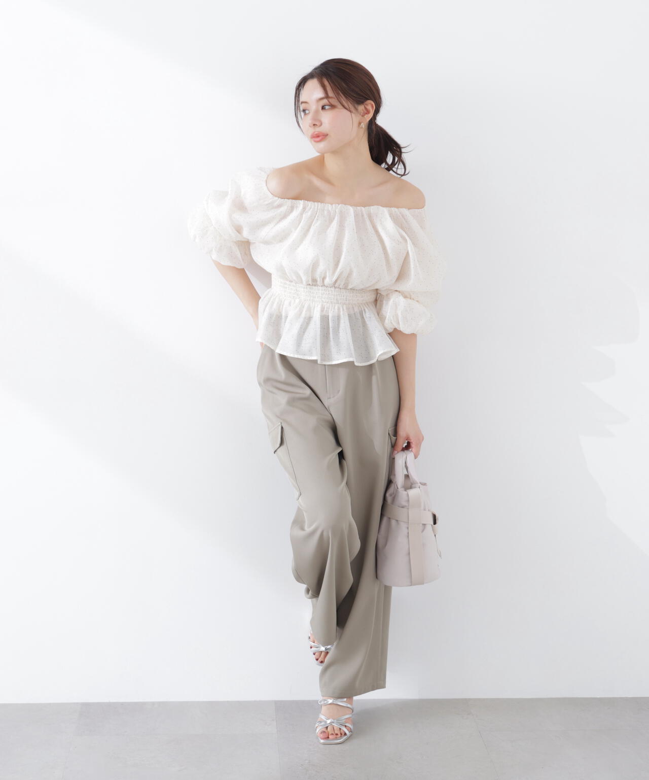 ＜加藤栞さん着用＞2wayオフショルフィッシュテールブラウス