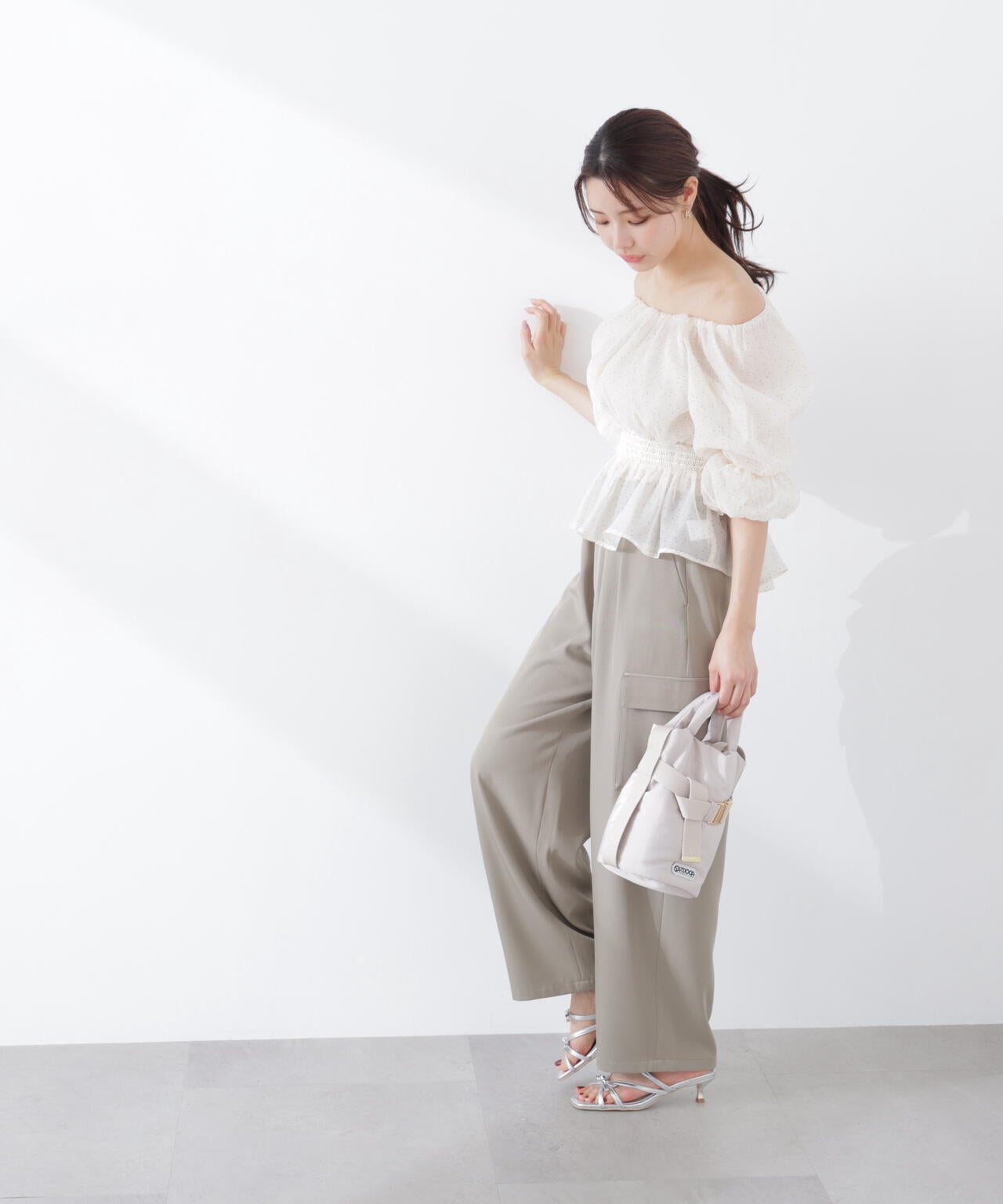 ＜加藤栞さん着用＞2wayオフショルフィッシュテールブラウス