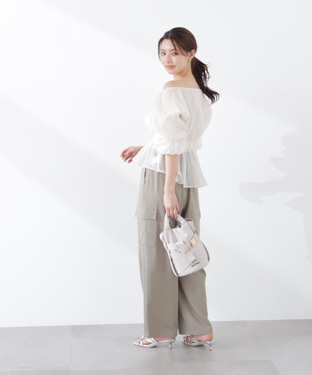 ＜加藤栞さん着用＞2wayオフショルフィッシュテールブラウス