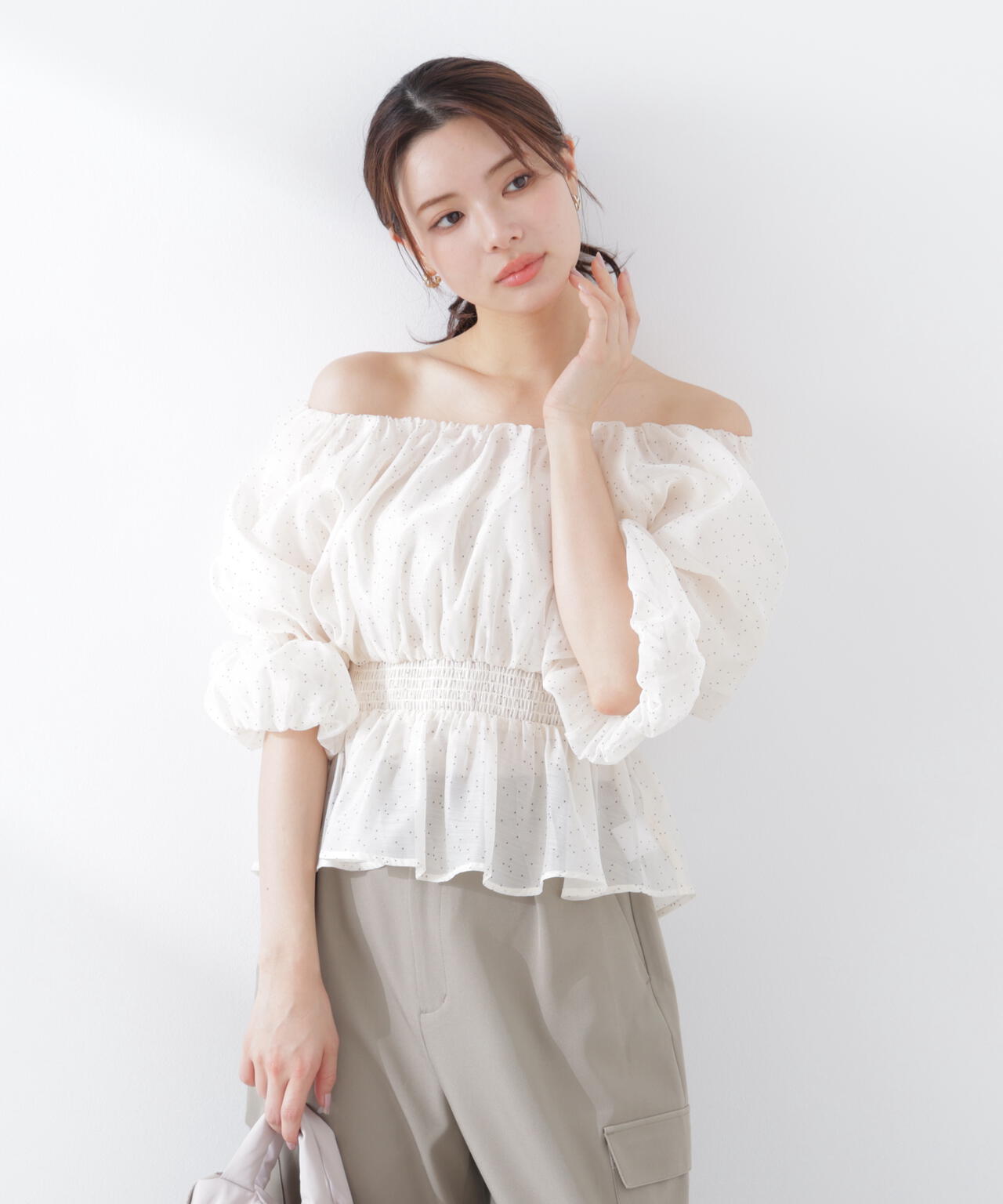 ＜加藤栞さん着用＞2wayオフショルフィッシュテールブラウス
