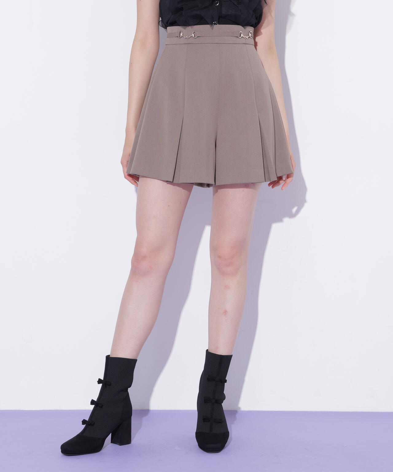 ビット付きショートパンツ