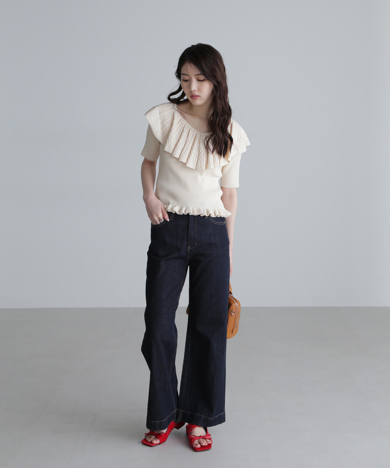 ラッフル襟ニット