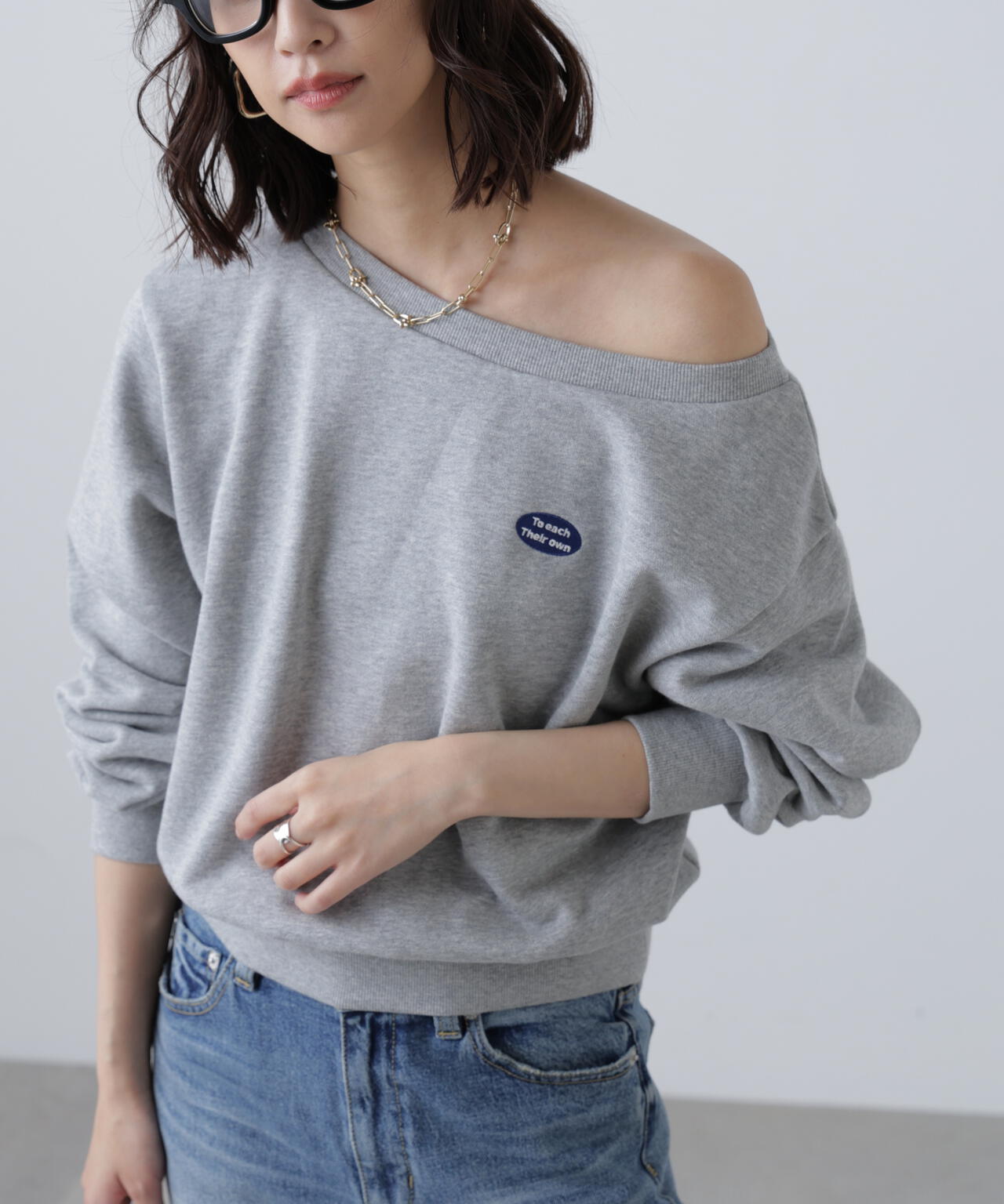 オフショルワンポイント刺繍スウェット