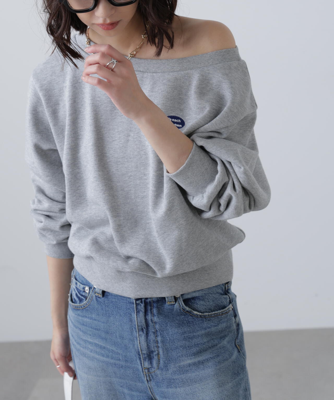 オフショルワンポイント刺繍スウェット