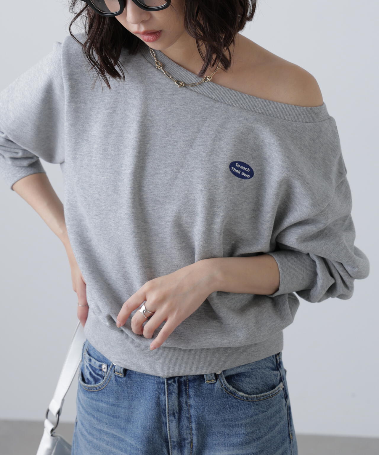 オフショルワンポイント刺繍スウェット