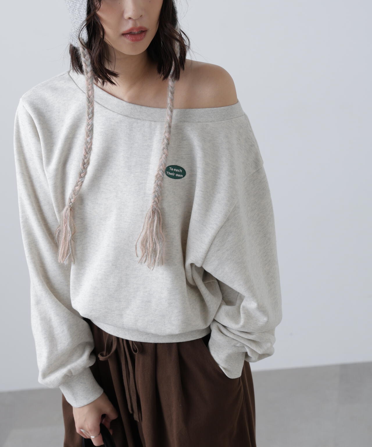 オフショルワンポイント刺繍スウェット