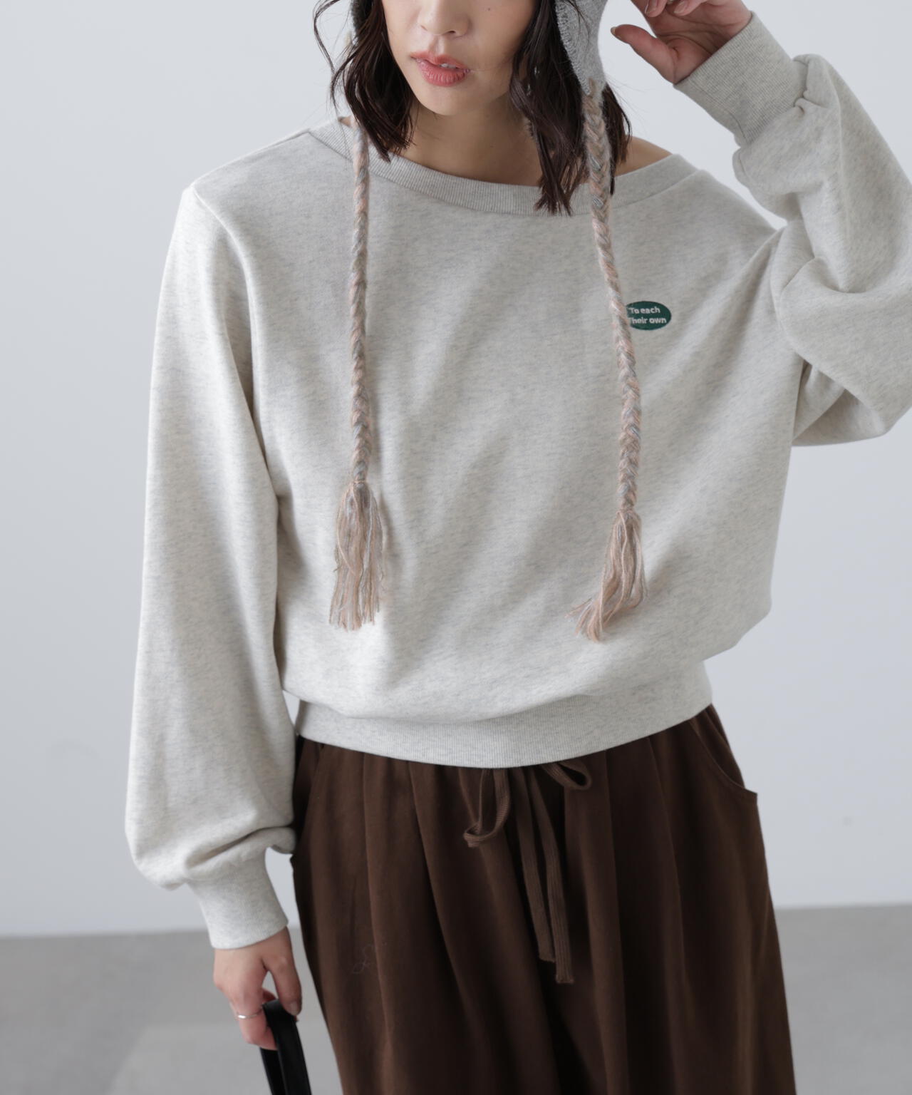 オフショルワンポイント刺繍スウェット