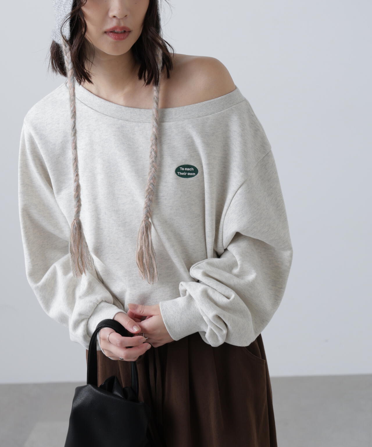 オフショルワンポイント刺繍スウェット