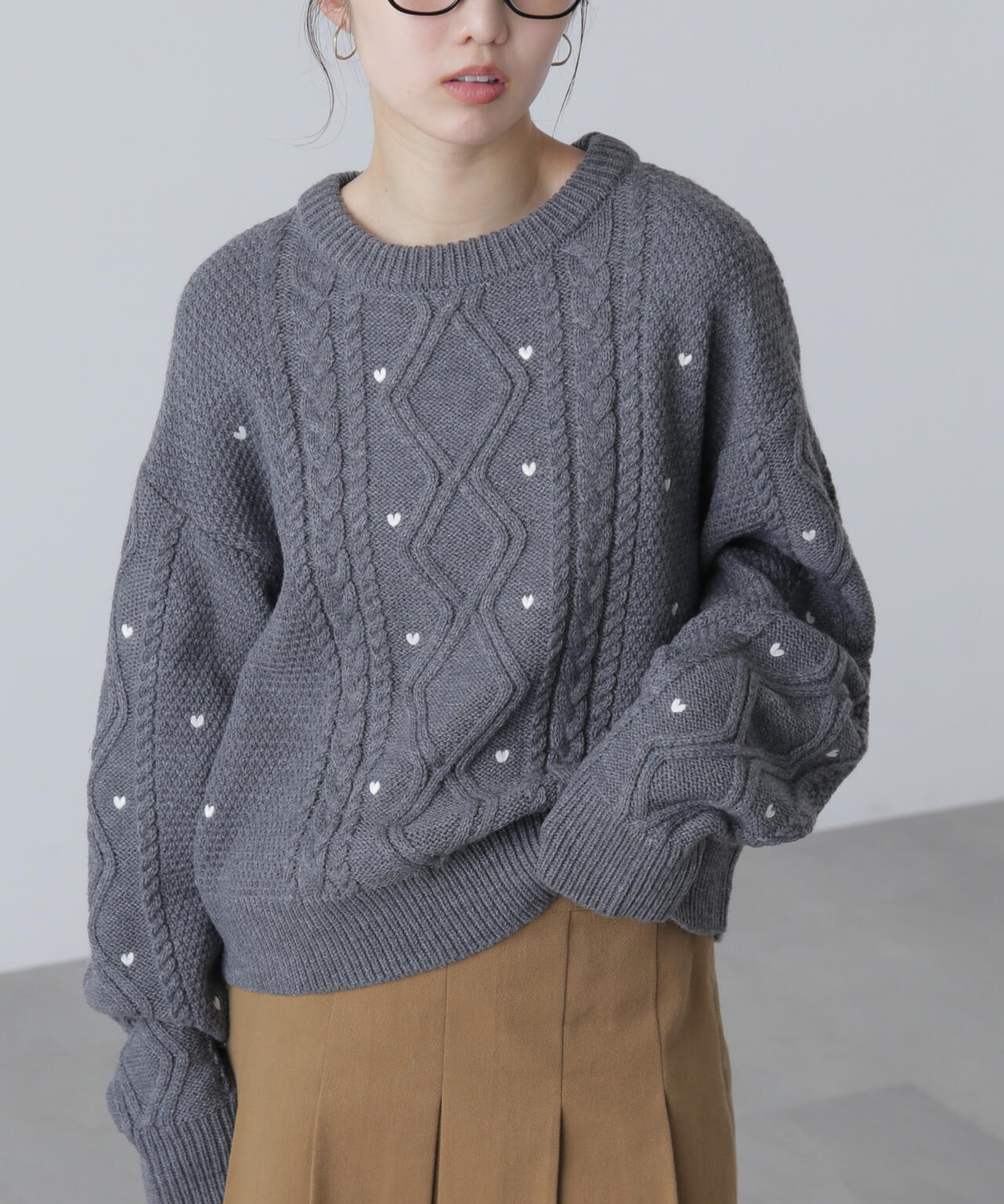 ハート刺繍ケーブルニット