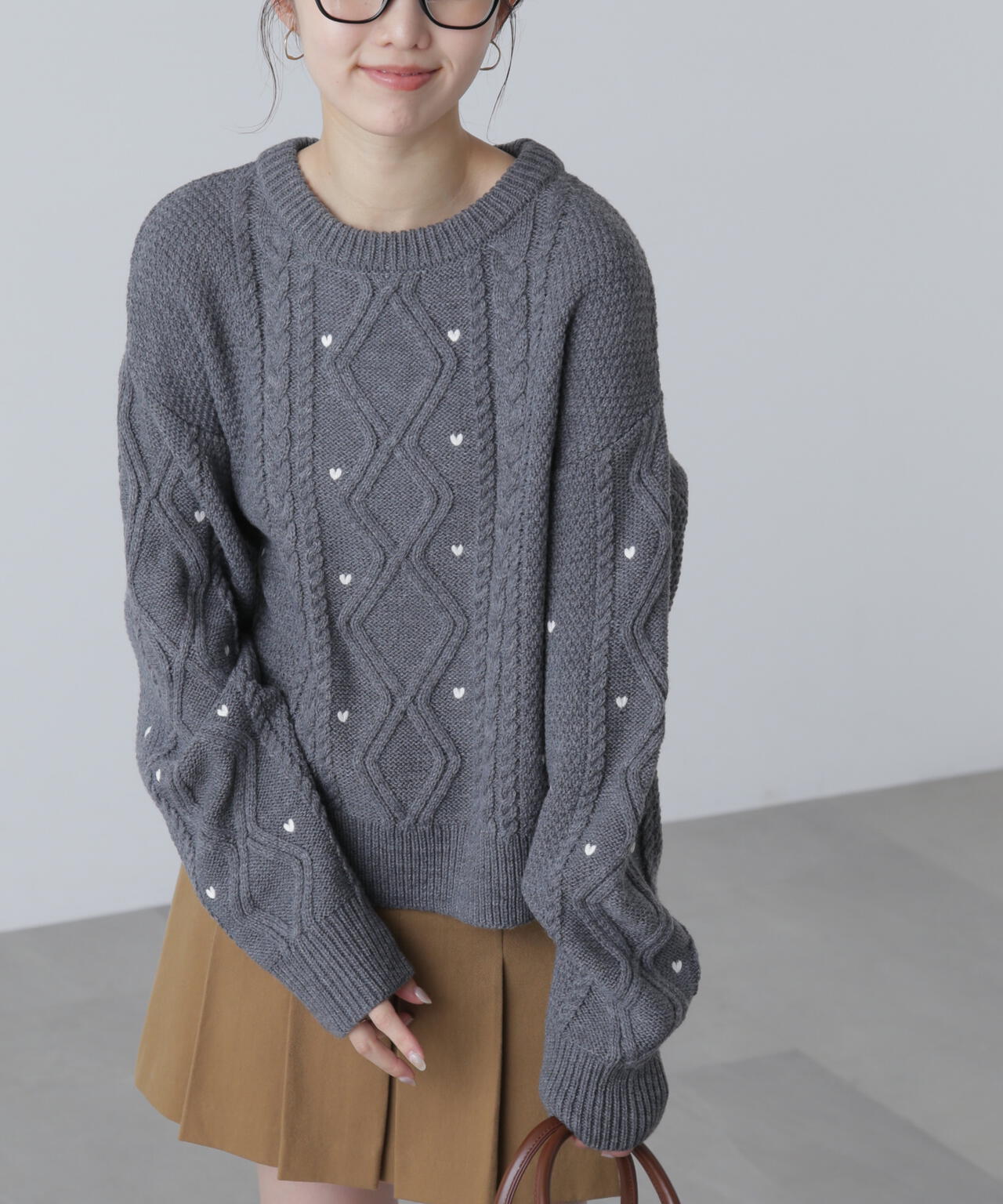ハート刺繍ケーブルニット