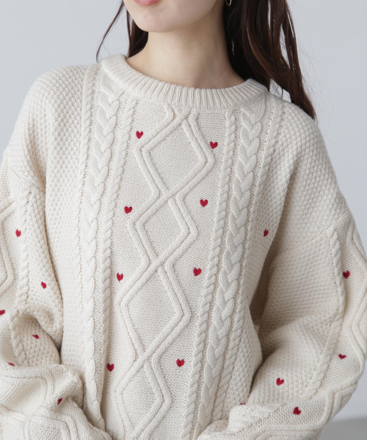 ハート刺繍ケーブルニット