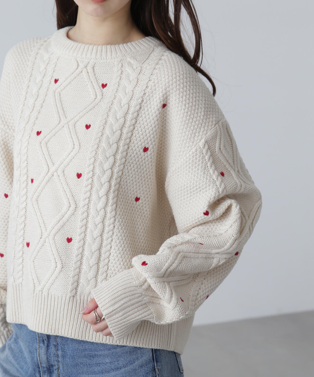 ハート刺繍ケーブルニット
