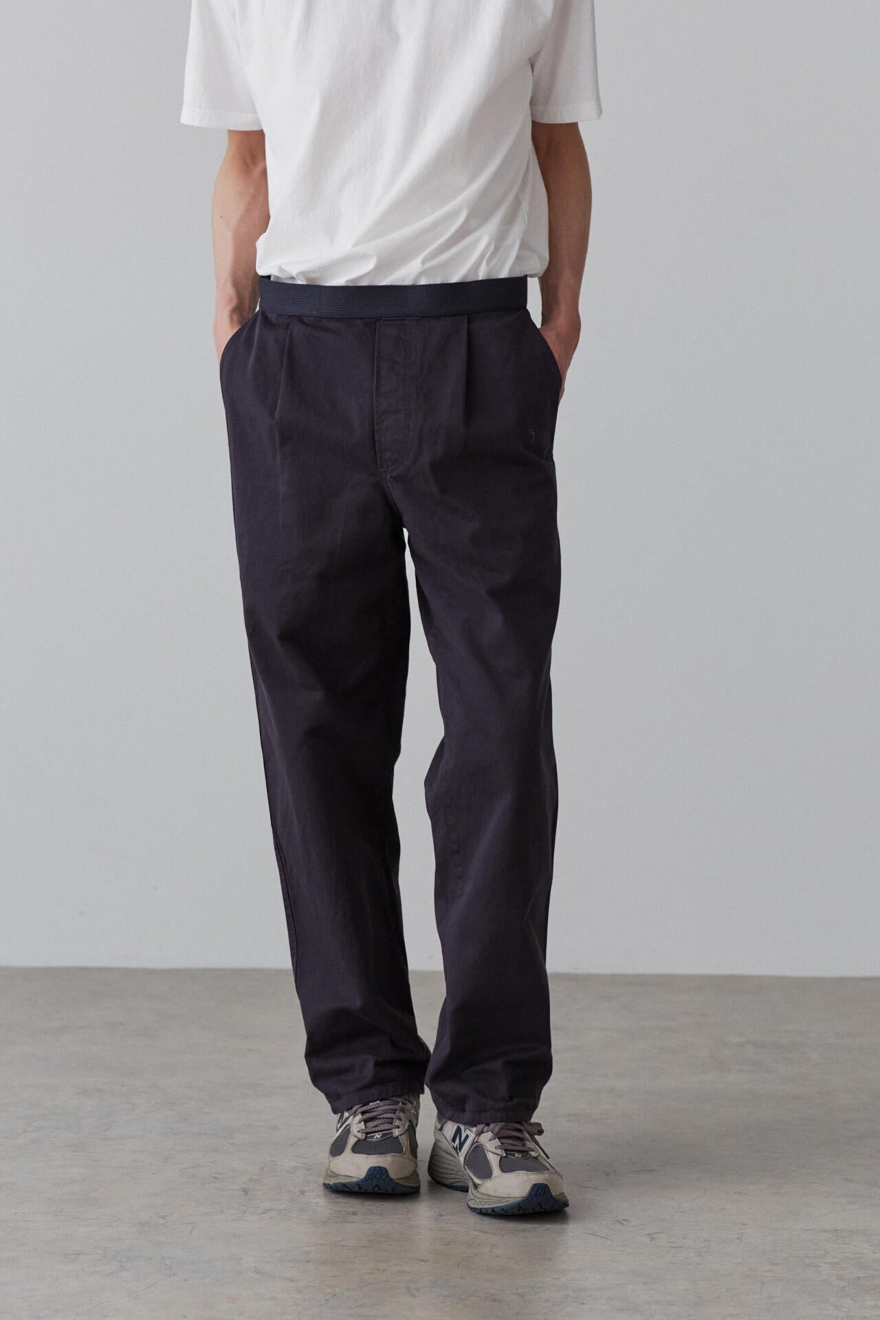Y / ORGANIC COTTON CHINO BELTED TROUSERS