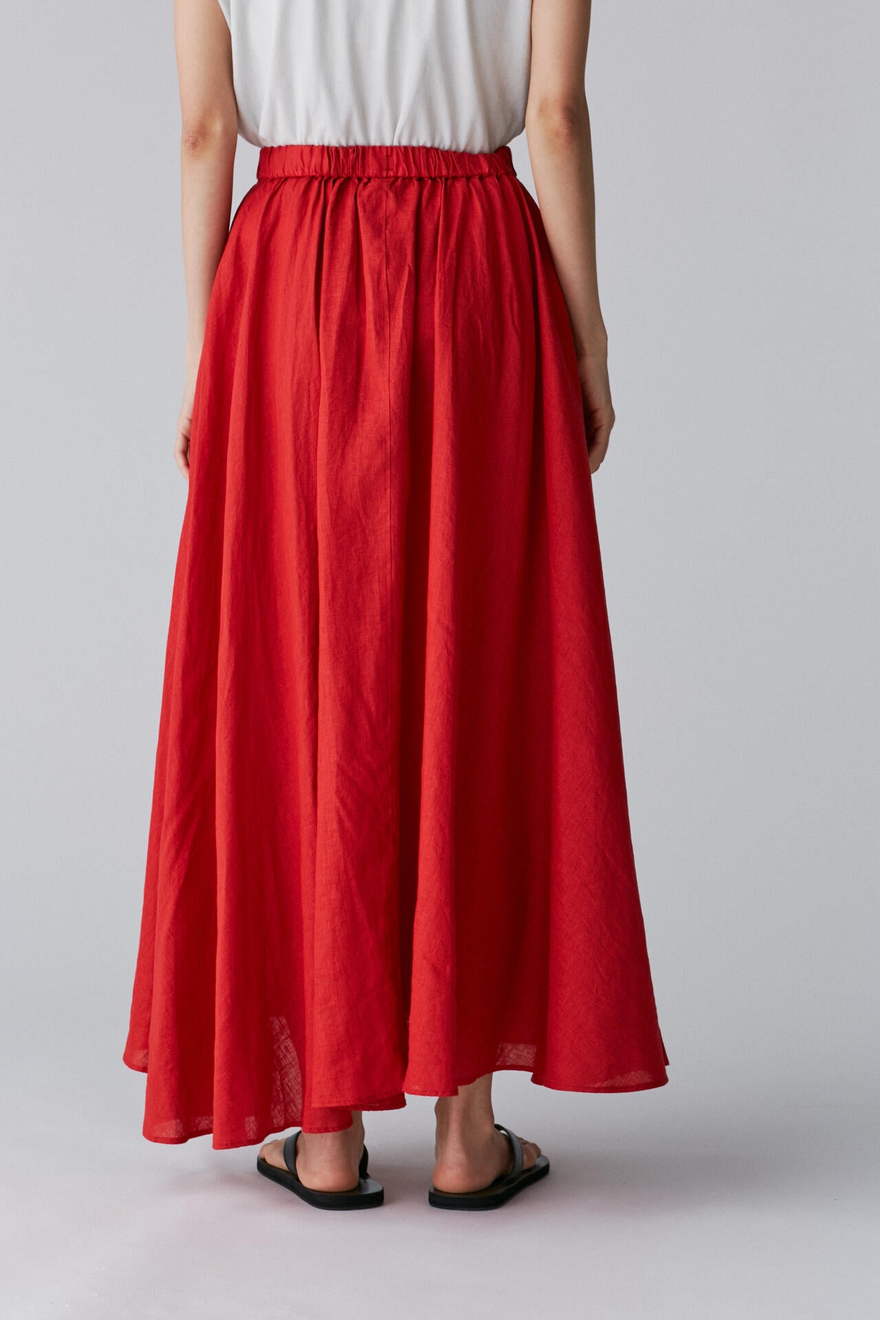 ATON / NATURAL DYED LINEN LAWN GATHERED SKIRT