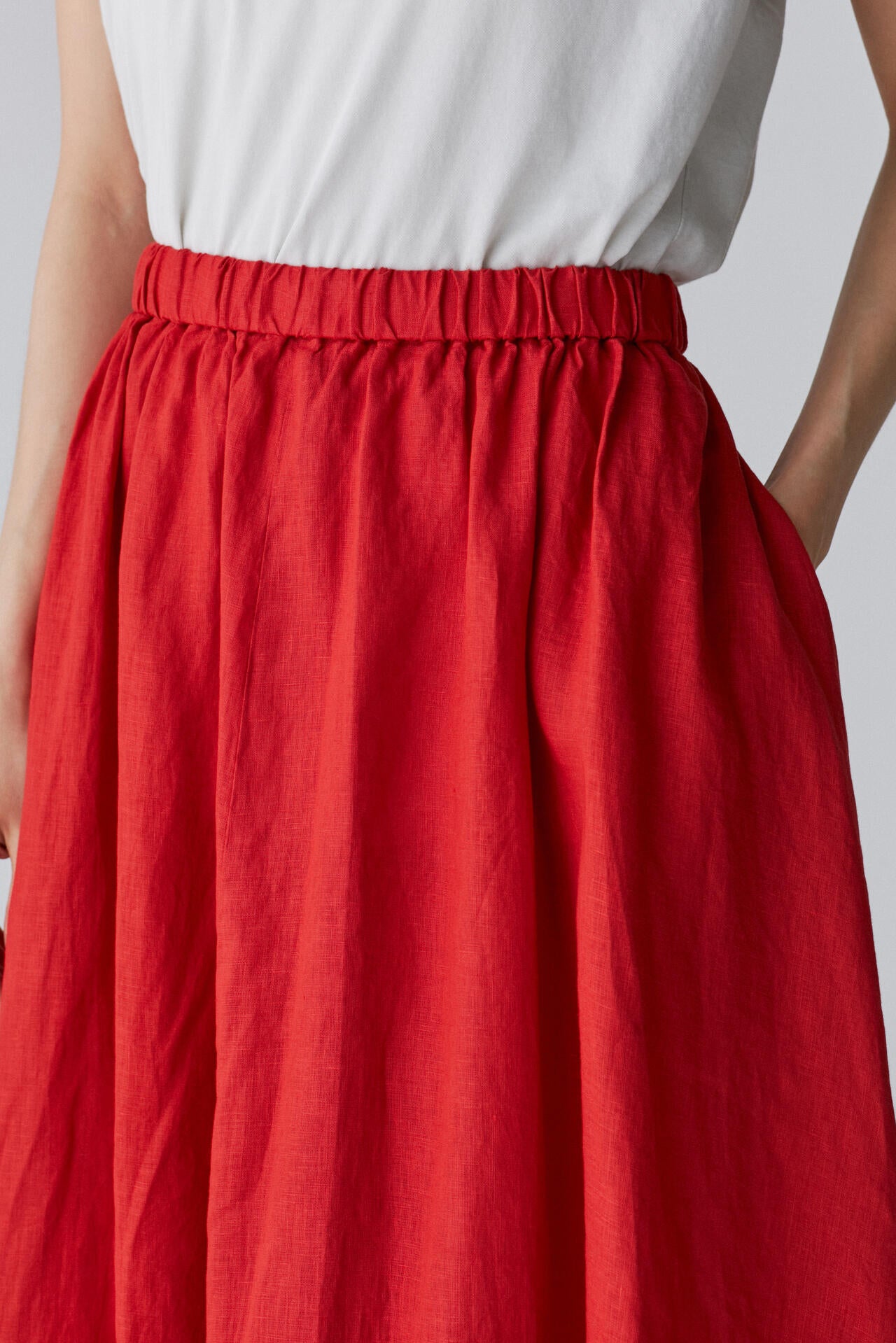 ATON / NATURAL DYED LINEN LAWN GATHERED SKIRT