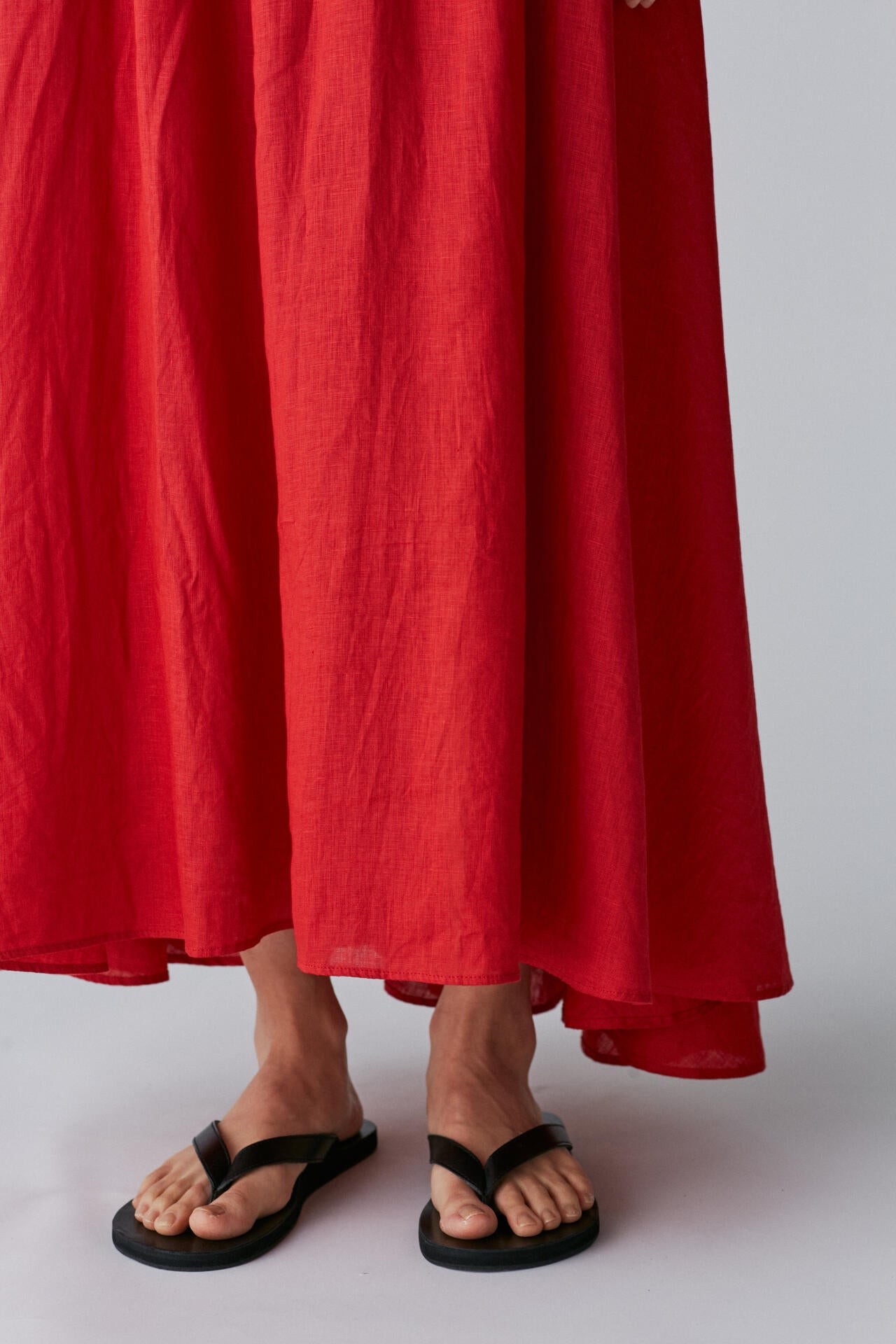 ATON / NATURAL DYED LINEN LAWN GATHERED SKIRT