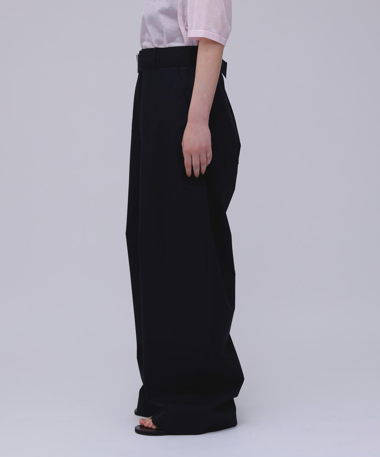 STUDIO NICHOLSON / LW NOISY COTTON BELTED ROUND LEG PANT