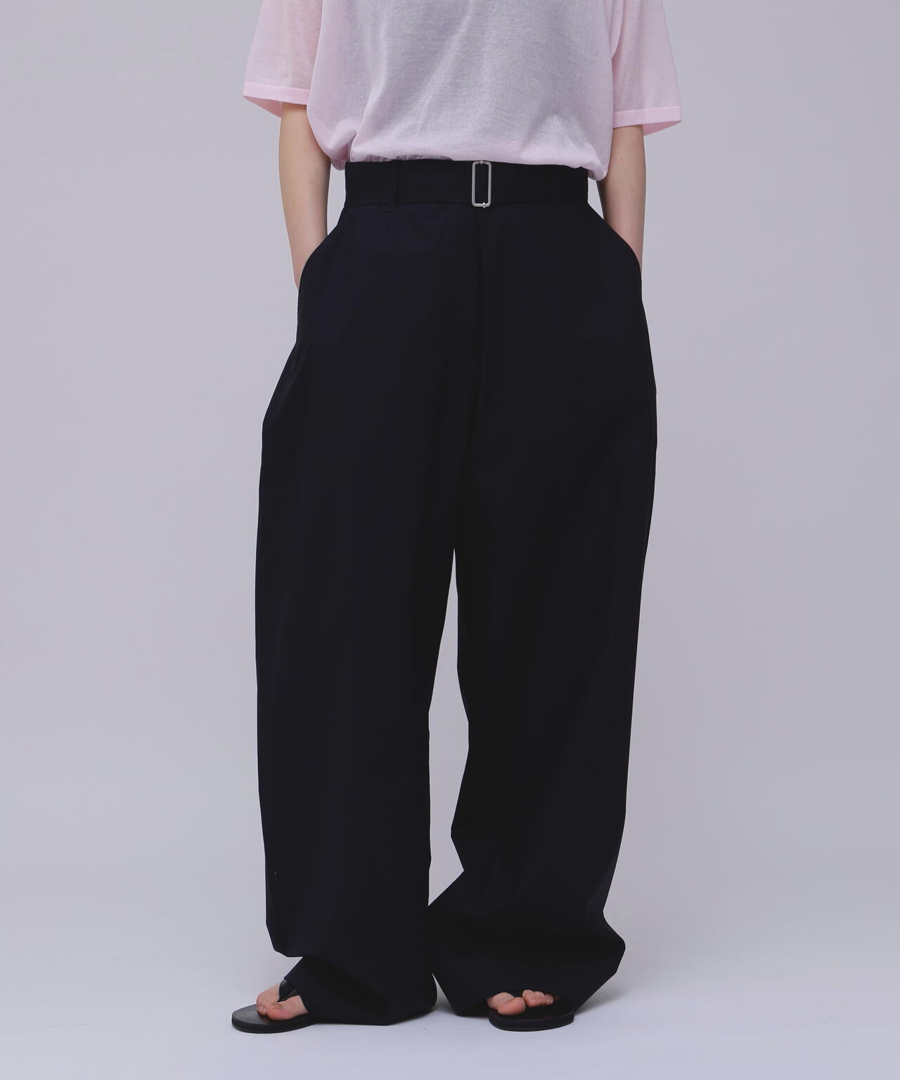 STUDIO NICHOLSON / LW NOISY COTTON BELTED ROUND LEG PANT