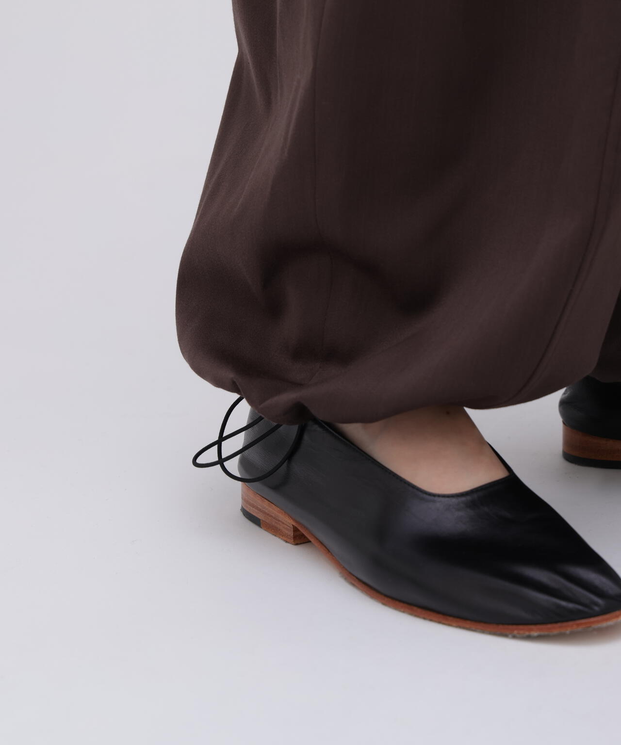 ATON / WOOL SATIN STRETCH EASY PANTS