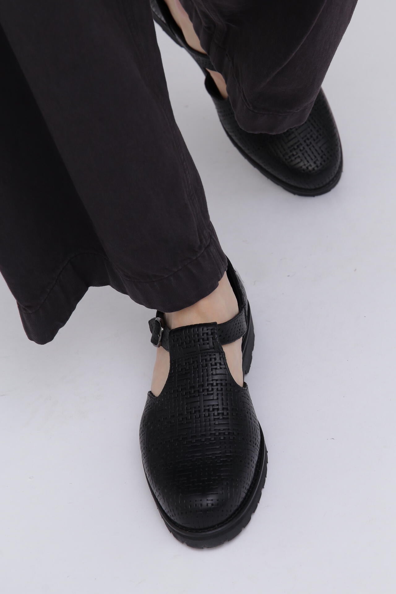 Tomo & Co / EMBOSSED CZECH GURKHA SANDAL