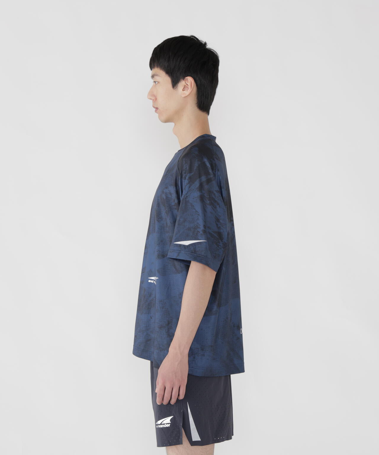 Altra × and wander  graphic SS T