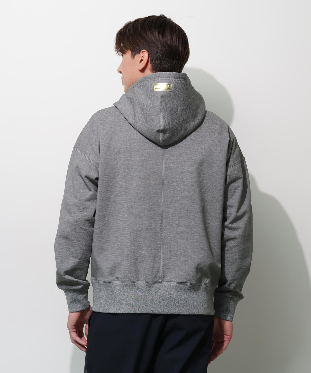 【PING APPAREL】全方向ストレッチ 接結裏メッシュスウェットフーディプルオーバー ＜GOLD＞ (MENS)