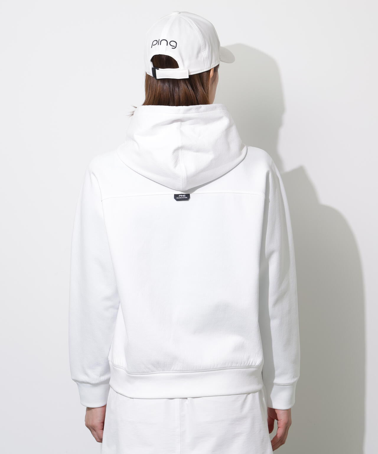 【PING APPAREL】全方向ストレッチ接結裏メッシュ切替ロゴテープスウェットフーディ ＜PERFORMANCE＞ (LADIES)