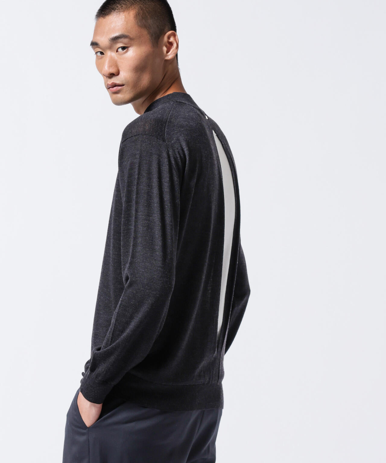 「ASSEMBLANC」BRISBANEベンチレーションモックネックプルオーバー