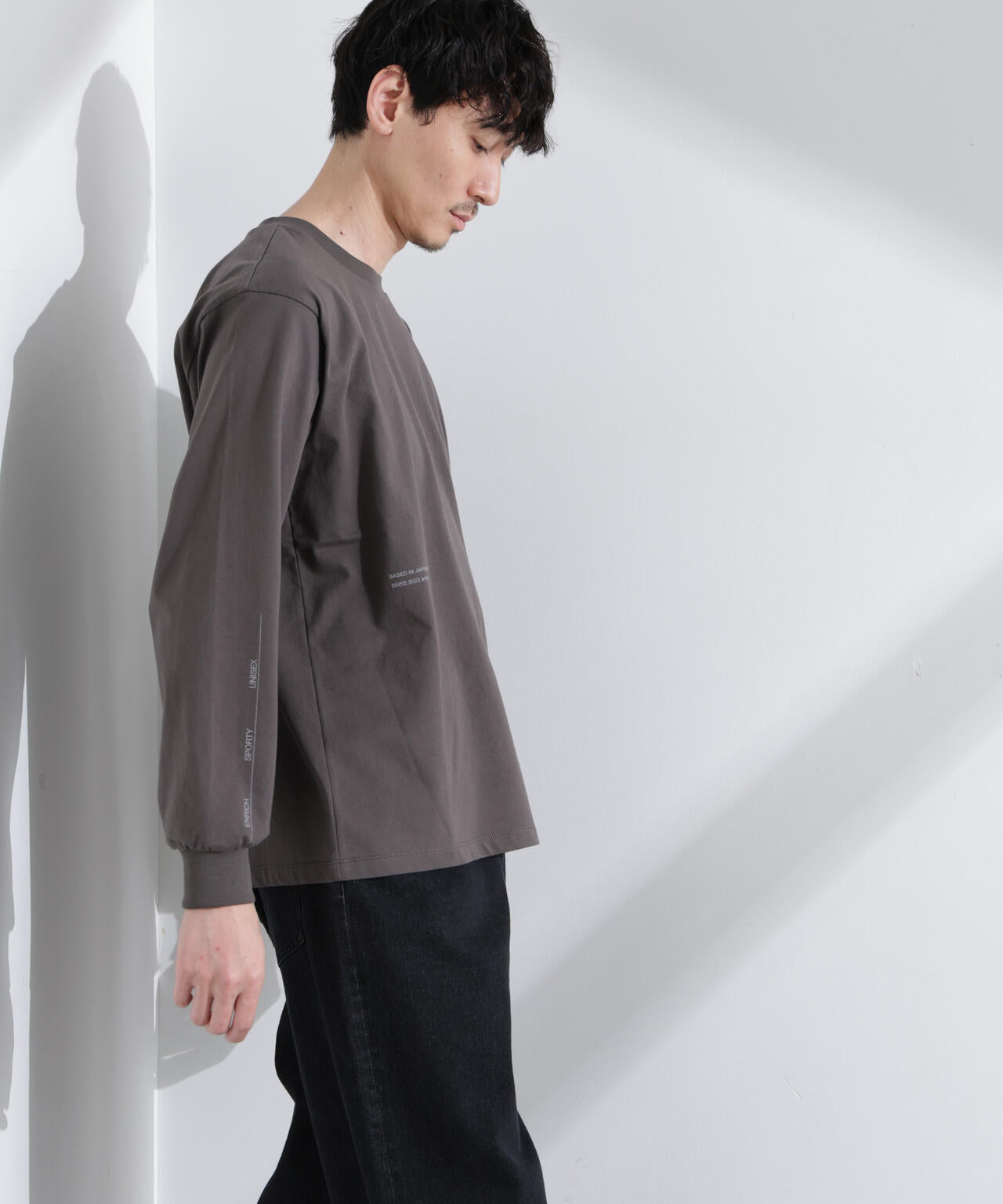 ｢NJ/CLUB｣ ロゴプリントロングスリーブTシャツ