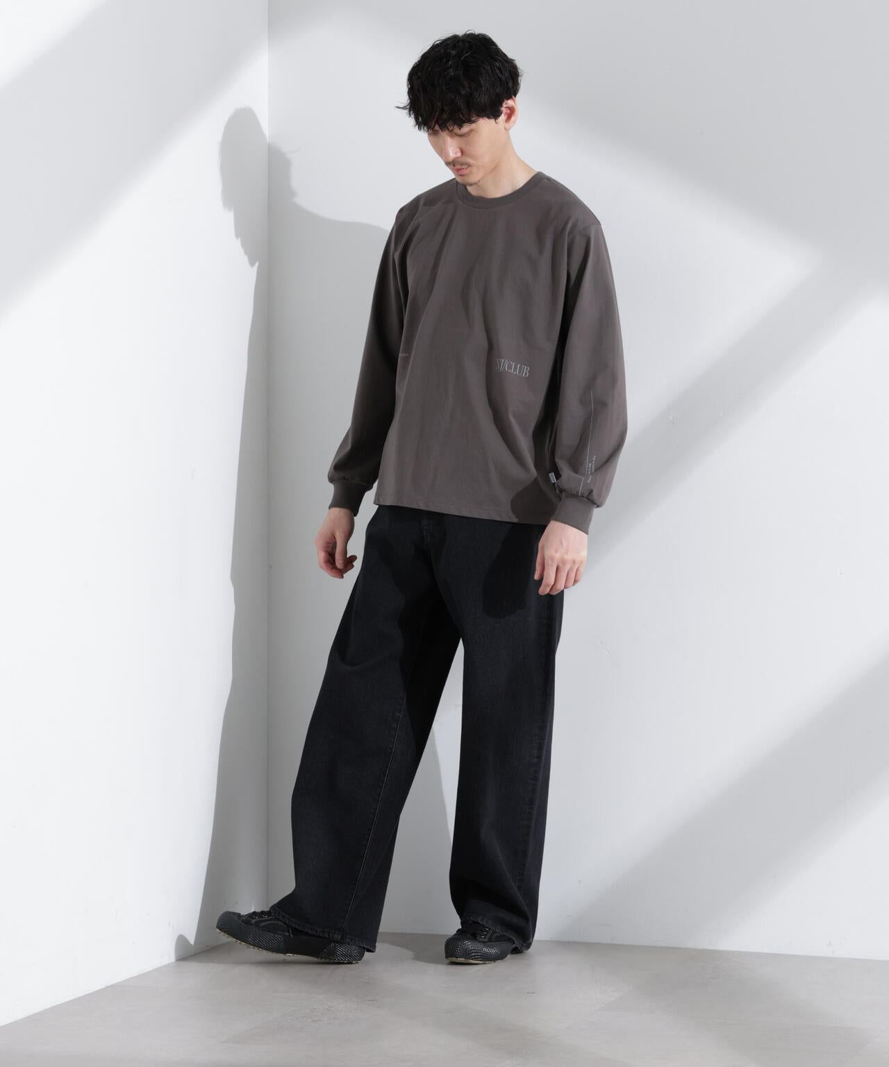 ｢NJ/CLUB｣ ロゴプリントロングスリーブTシャツ