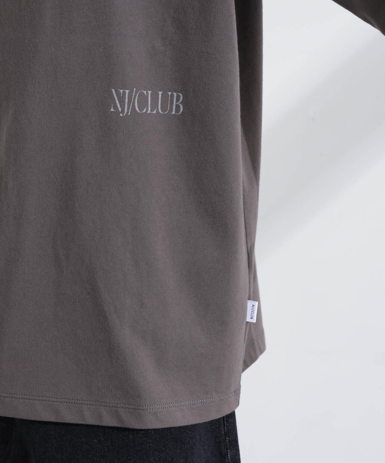 ｢NJ/CLUB｣ ロゴプリントロングスリーブTシャツ