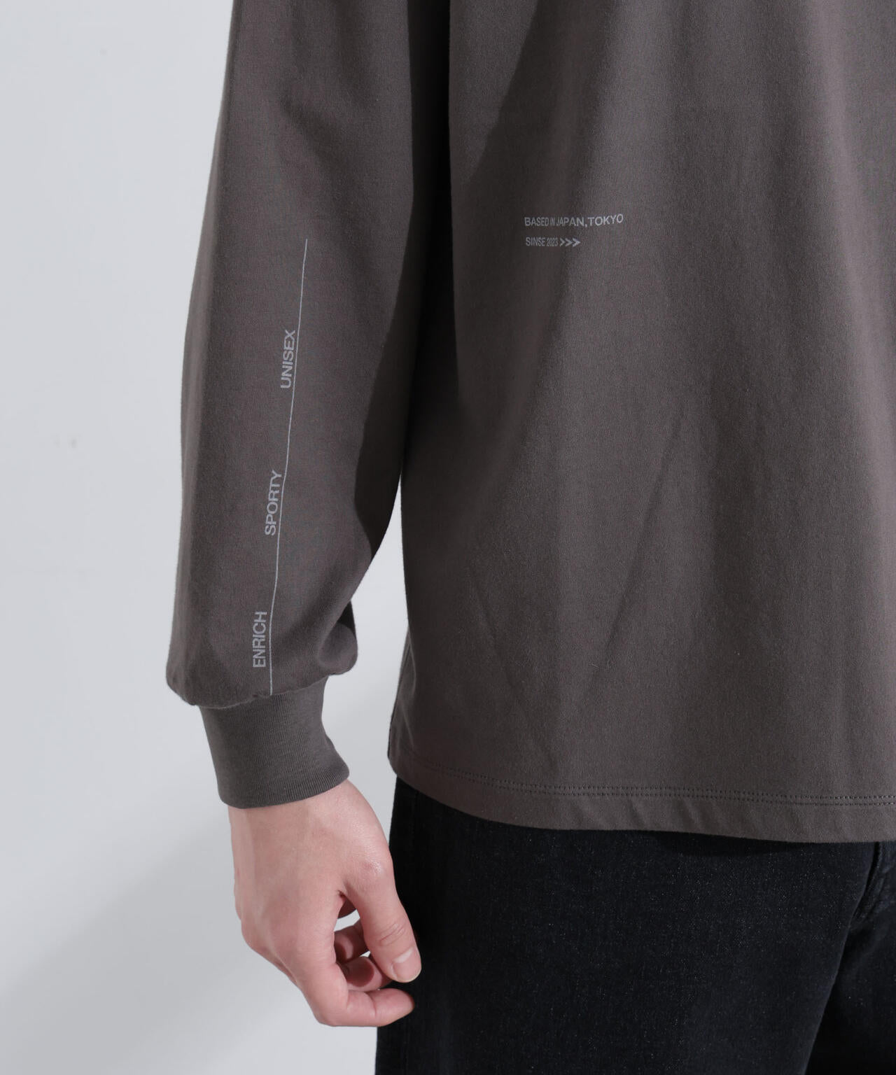 ｢NJ/CLUB｣ ロゴプリントロングスリーブTシャツ