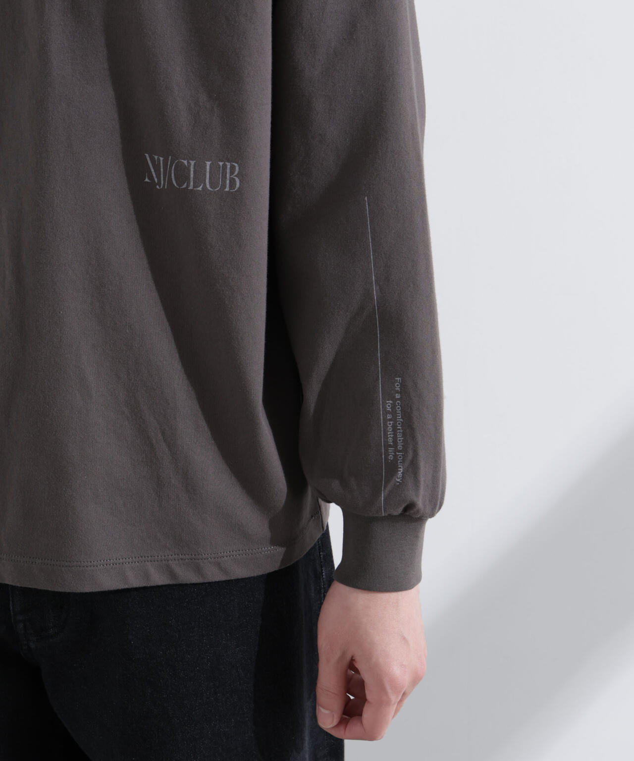 ｢NJ/CLUB｣ ロゴプリントロングスリーブTシャツ