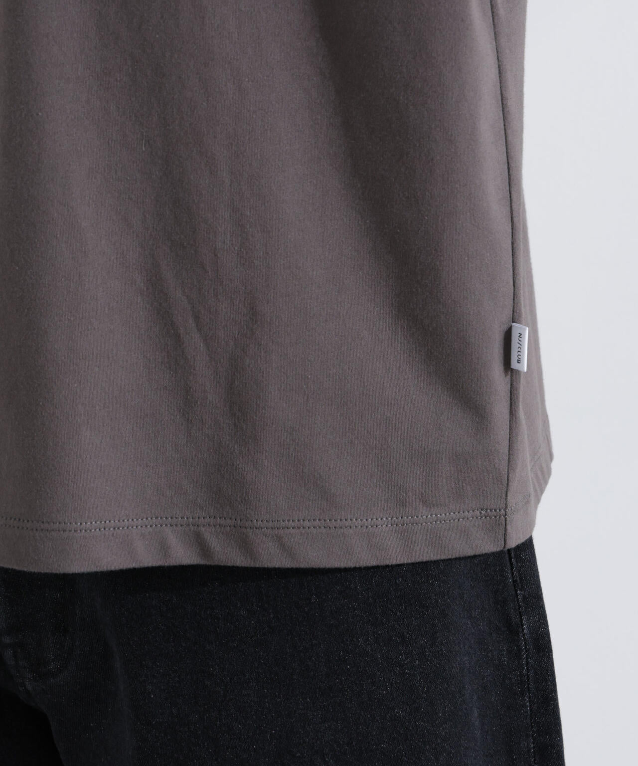 ｢NJ/CLUB｣ ロゴプリントロングスリーブTシャツ