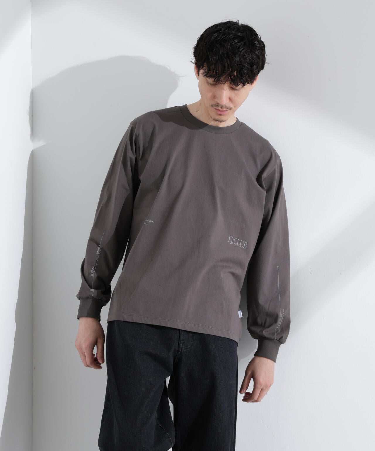 ｢NJ/CLUB｣ ロゴプリントロングスリーブTシャツ