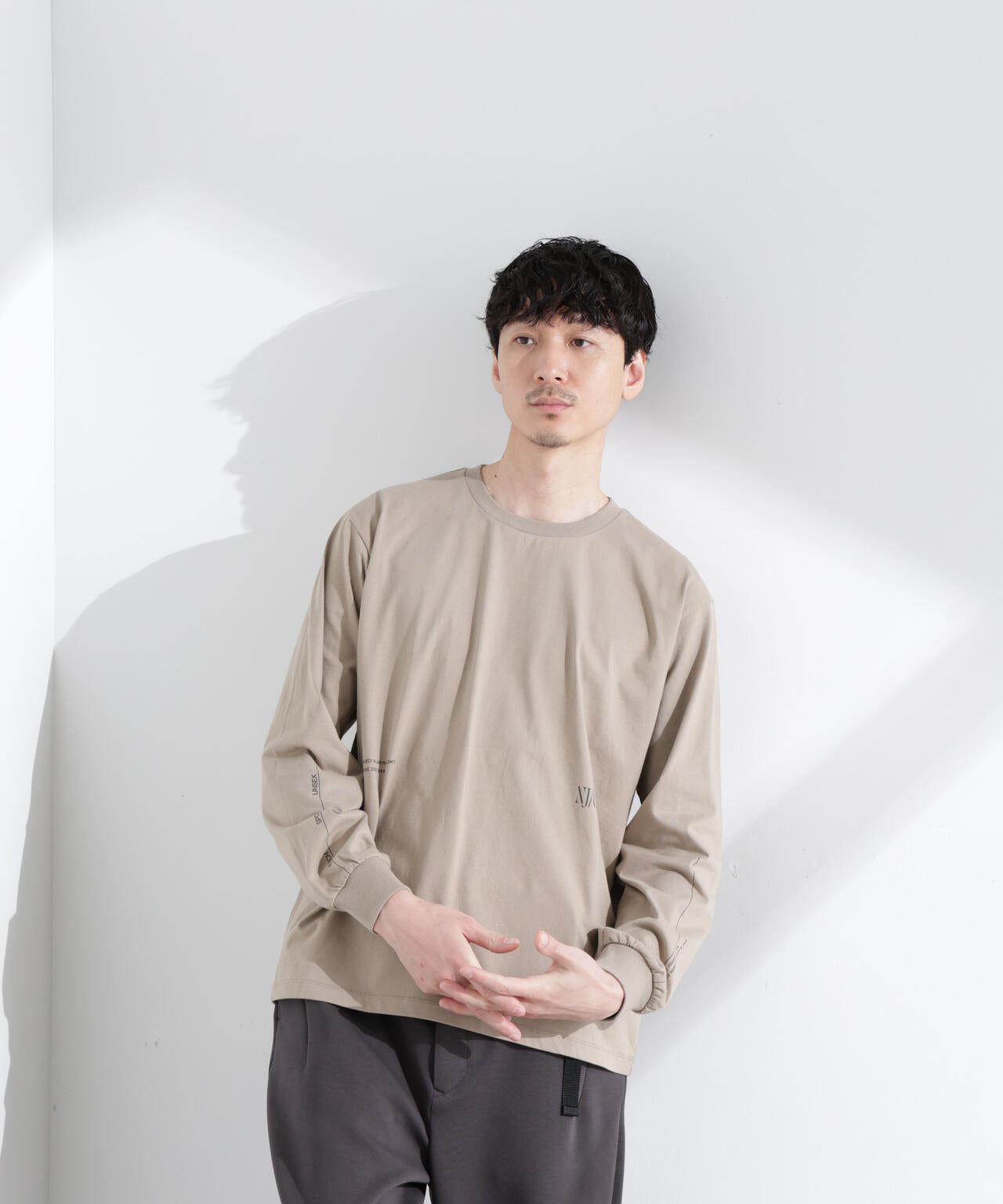 ｢NJ/CLUB｣ ロゴプリントロングスリーブTシャツ